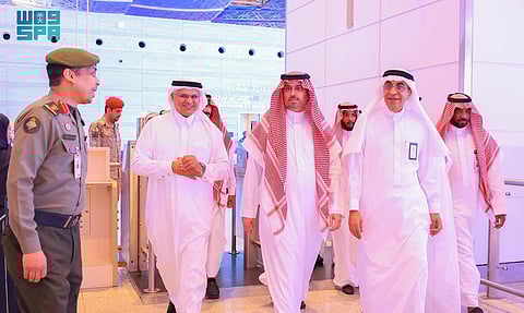 محافظ جدة يتفقّد مطار المؤسس ويستمع لشرح عن الأرقام التشغيلية التي حققها المطار