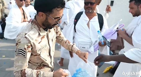 فيديو.. مشاهد إنسانية توثق ما يقوم به السعودي للحشود المليونية.. انتهى الموسم وبقي الأثر