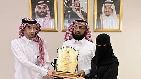 مدير بيئة مكة يُكرم الطالبة "سدن الدوسري" لفوزها في مسابقة "مداك"