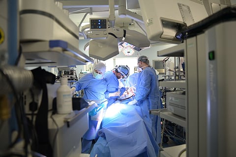 تدخّل عاجل يُنقذ حاجّة تركية من نزيف بالمخيخ.. وتنسيق لإكمال نسكها بإشراف طبي