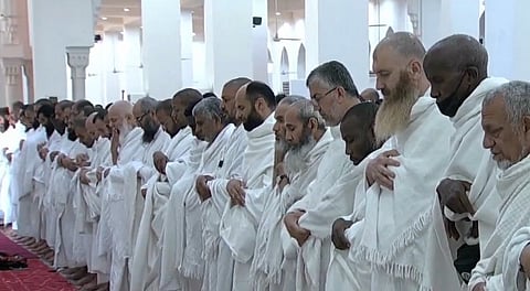شاهد.. حجاج بيت الله الحرام يؤدون صلاتي الظهر والعصر جمعًا وقصرًا