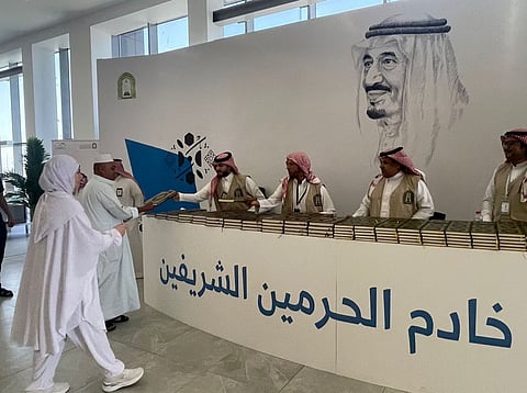 "الشؤون الإسلامية" بـ"الحدود الشمالية" تُوزِّع 60.000 نسخة من هدية خادم الحرمين على الحجاج العراقيين