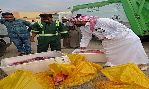 شاهد.. أمانة الطائف تضبط أكثر من 40 ذبيحة فاسدة وجَمل ضمن مبادرة "راصد"