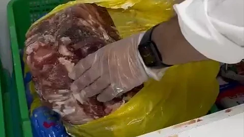 مُخزَّنة داخل ثلاجة مطعم.. إتلاف 40 كيلوجرامًا من اللحوم الفاسدة بـ"هدا الطائف"