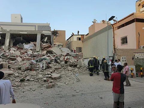 "هيئة الفساد" تحقق في قضية فساد بتراخيص البناء أدت إلى انهيار مبنى بجدة.. وإيقاف وكيل وزارة الثقافة