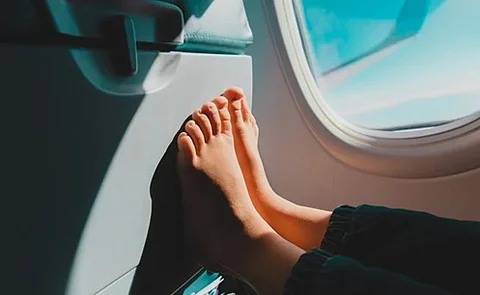 متى تلجأ للطبيب؟ نصائح للوقاية من تورم الساق والقدم أثناء السفر بالطائرة