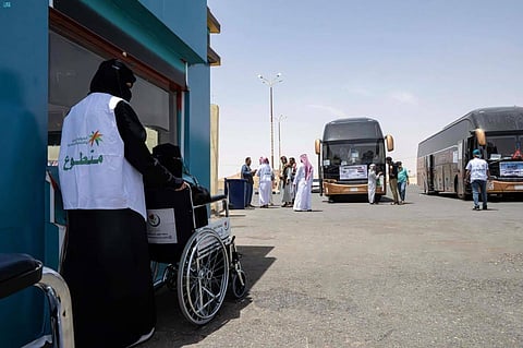 سعادة غامرة وابتسامة حاضرة.. أكثر من 300 متطوع ومتطوعة بمركز الوديعة لخدمة ضيوف الرحمن