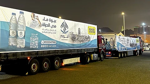 "هنقرستيشن" توزع 147 ألف عبوة ماء وآلاف المظلات الشمسية على حجاج بيت الله الحرام