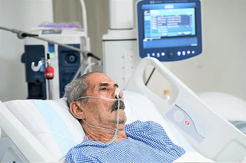 بعد تدهور حالته الصحية.. تجهيزات وعناية خاصة لنقل حاج عراقي للمشاعر المقدسة