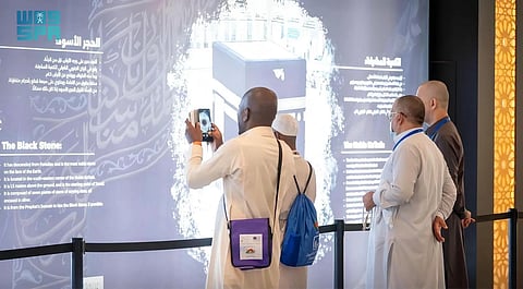 "العناية بشؤون الحرمين" تُعرف ضيوف الرحمن بمعالم الكعبة المشرفة