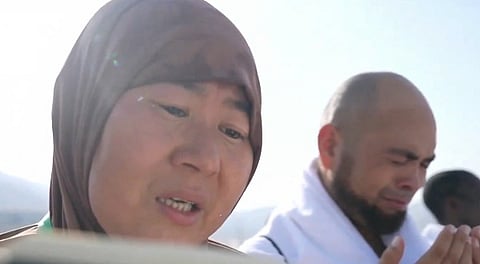 شاهد من صعيد عرفات.. حاج تفيض دموعه خشية من الله راجيًا المغفرة والمثوبة