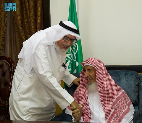 مفتي المملكة وأعضاء اللجنة يباشرون عملهم في مقر الرئاسة بالطائف