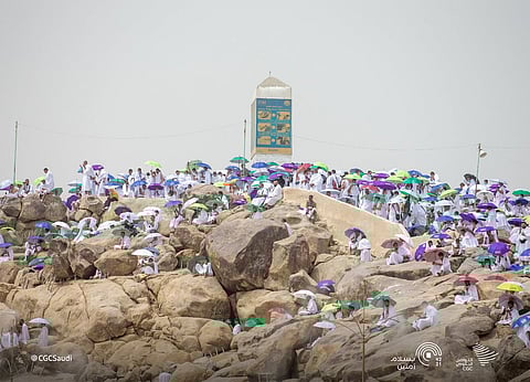 مُلبِّين ومتضرعين.. ضيوف الرحمن إلى صعيد عرفات فجر اليوم.. وهنا فضله وحدوده وحكمة الوقوف