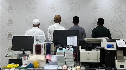 القبض على 4 مقيمين في مكة لاحتيالهم بالترويج لحملات حج وهمية وبيع أساور مزورة