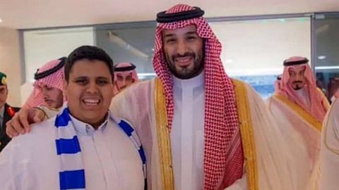 ولي العهد الأمير محمد بن سلمان خلال تفاعله مع مشجع في نهائي كأس الملك