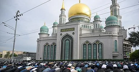 قرابة 70 ألفًا يؤدّون صلاة العيد في مسجد موسكو الكبير بروسيا