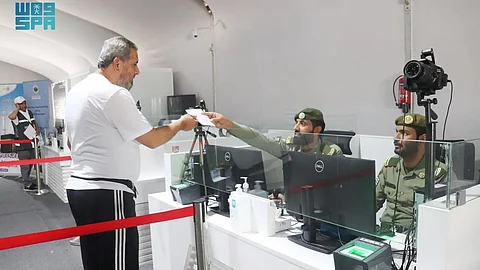 جوازات منفذ الحديثة تستقبل الحجاج القادمين من الأردن