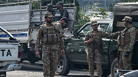 هجوم نفذه انتحاريون على قاعدة عسكرية في باكستان يخلّف 18 قتيلاً