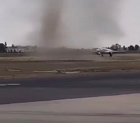 بعد فيديو طائرة أبها والدوامة الهوائية.. "طيار" لـ"سبق": قرار إلغاء الهبوط سليم وآمن