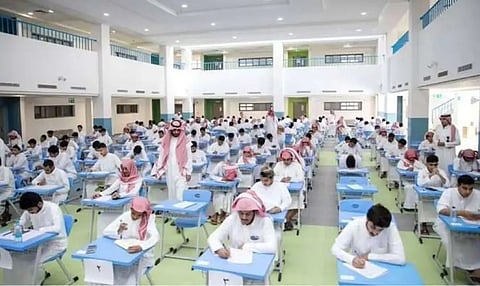 بعد منحها حرية الاختيار.. مدارس أهلية تعلن العام القادم "فصلَيْن دراسيَّيْن"