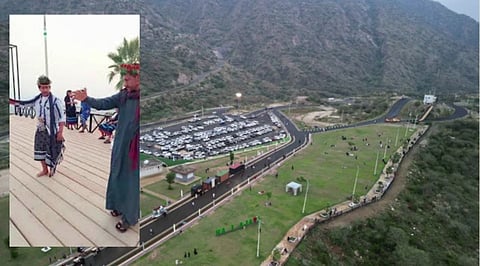 آخر الليل.. مراهقون يحاولون الصعود بسيارتهم على مسرح "مطل العارضة" للتفحيط