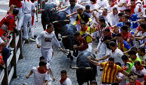 جانب من فعاليات مهرجان سان فيرمين السنوي للركض مع الثيران بإسبانيا