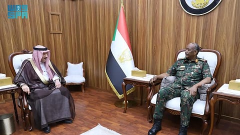رئيس مجلس السيادة السوداني عبدالفتاح البرهان مستقبلًا نائب وزير الخارجية وليد الخريجي