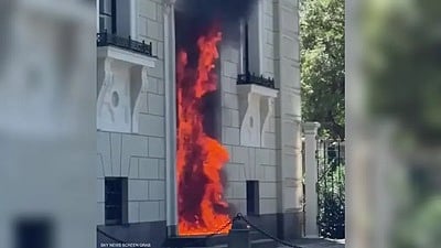 لم تُعرف دوافعه بعد.. شاهد رجلًا يُلقي عبوات حارقة على القصر الملكي النرويجي