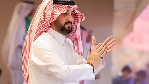 "العيسى" يفوز برئاسة نادي الأهلي
