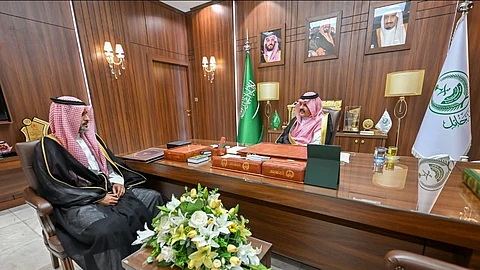أمير حائل عبدالعزيز بن سعد مستقبلًا مدير صحة حائل سلطان المسيعيد
