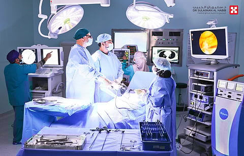 مستشفى الدكتور سليمان الحبيب بالخُبر يستأصل بالمنظار ورمًا طوله 20 سم متمددًا إلى الوريد الكلوي