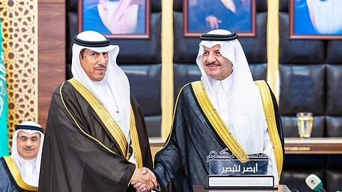 أمير الشرقية يُكرم مدير فرع هيئة الصحفيين السعوديين بحفر الباطن