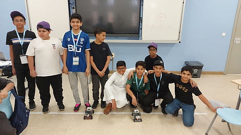 طلاب "موهبة" يعكفون على تصميم وبرمجة روبوت سيارة السباق فورميلا1