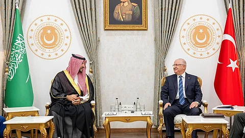 وزير الدفاع يبحث مع نظيره التركي جهود إحلال السلام والسعي المشترك لتحقيق الأمن والاستقرار بالمنطقة