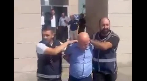 السلطات التركية تعلن القبض على شخص ظهر بمقطع فيديو يهدد سياحًا بـ "سكين"