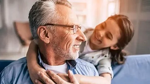 رسميًّا في هذه الدولة.. رواتب للأجداد ليقوموا برعاية أحفادهم