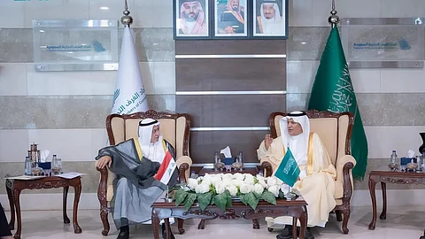 حسن الحويزي خلال لقائه شعلان الكريم بمقر اتحاد الغرف السعودية بالرياض