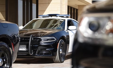 دوريات الأمن بالرياض تقبض على شخصين لترويجهما الحشيش والأقراص المحظورة