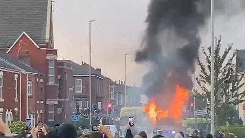 متعصبون إنجليز يهاجمون مسجدًا بعد مقتل 3 أطفال في حادثة طعن بساوثبورت