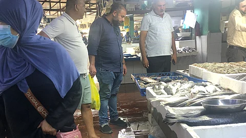 غياب الرقابة وسيطرة العمالة يزيد من مشكلات النظافة في "سوق الأسماك" بجدة