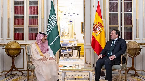 وزير الخارجية يلتقي نظيره الإسباني ويناقشان التطوّرات في غزة