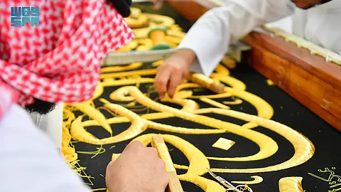خيوط من حرير وذهب.. 9 مراحل احترافية لـ"صناعة كسوة الكعبة" بخبرات سعودية