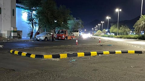 تجاوبًا مع "سبق".. دهان أصفر لـ"رصيف شارع الحج" وإنهاء خطره على مرتادي الطريق