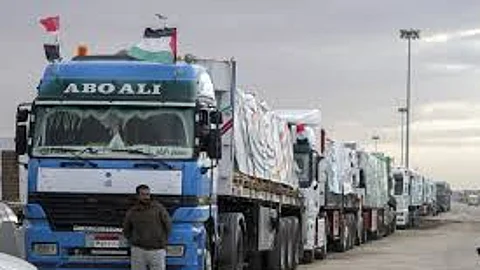 شاحنات مساعدات إنسانية في الجانب المصري