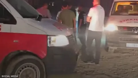 صورة متداولة لسيارات إسعاف في موقع الغارة