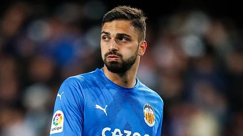 "الدوري السعودي" ينافس "الإنجليزي" على ضم حارس مرمى عالمي بإسبانيا