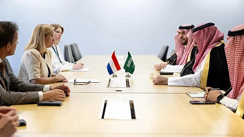 فيصل الإبراهيم خلال لقائه وزيرة التجارة الخارجية والتنمية الهولندية رينيت كليفر