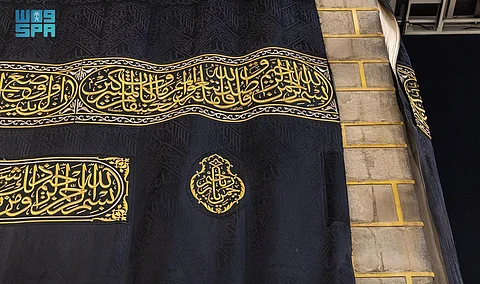 جريًا على العادة السنوية.. تغيير كسوة الكعبة في الأول من محرم