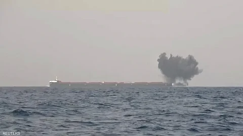 جماعة الحوثي دأبت على مهاجمة السفن في البحر الأحمر