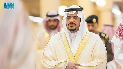 نائب أمير الرياض يؤدّي صلاة الميت على والدة الأمير بندر بن خالد بن عبدالله بن عبدالعزيز